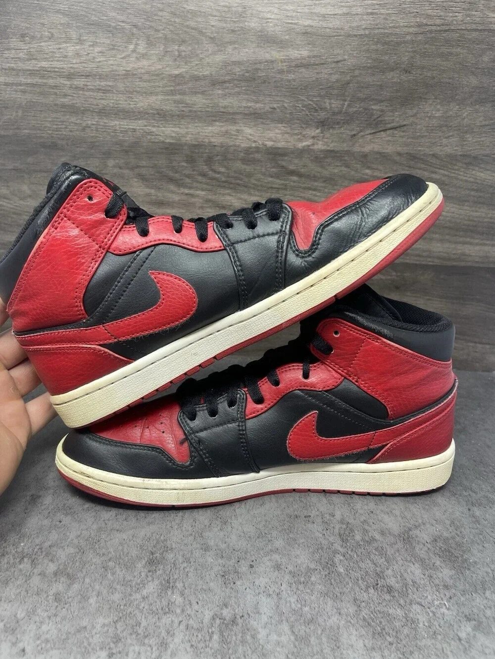 Air Jordan 1 Mid Sneakers Mens Size 9.5 Black Red Banned 554724-074